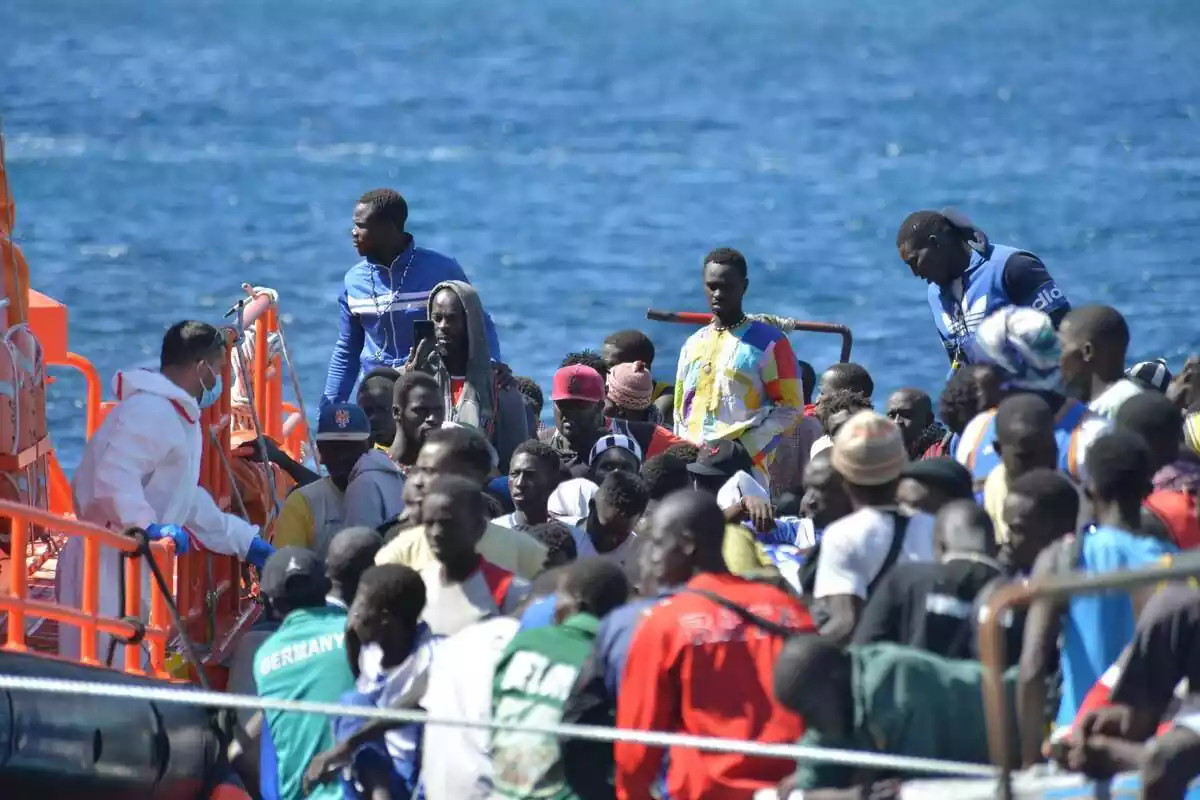 Decenas de subsaharianos en un cayuco interceptado por un barco de la Cruz Roja