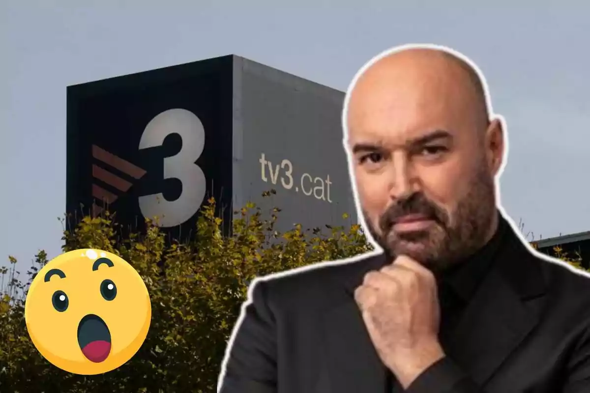 Un hombre con barba y cabeza rapada aparece en primer plano con una expresión pensativa mientras al fondo se ve un edificio con el logo de TV3 y la dirección web tv3.cat además de un emoji de cara sorprendida en la esquina inferior izquierda.