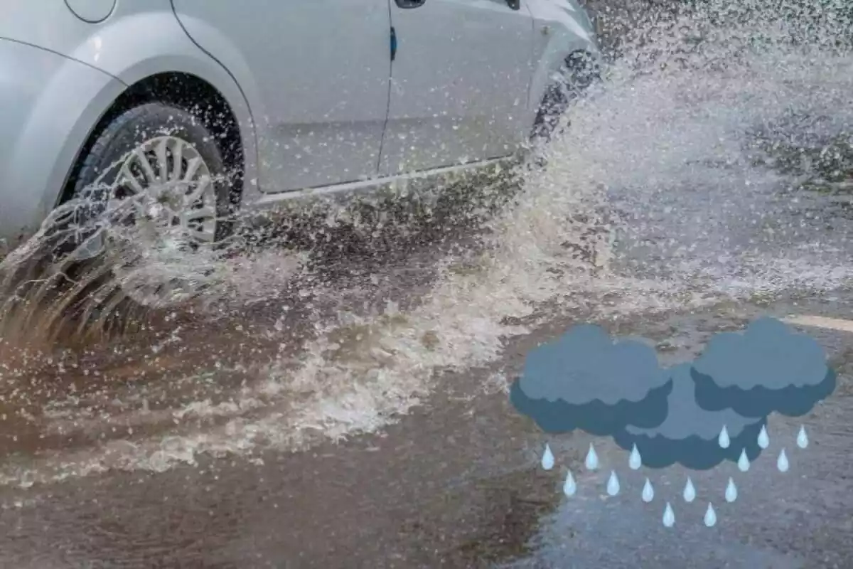 Imagen de fondo de un coche circulando por una carretera con mucha agua y salpicando, además de emoticonos de nubes con lluvias