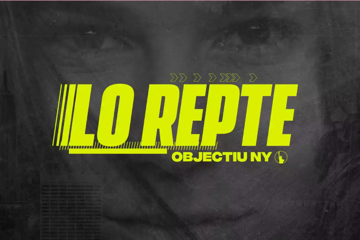 Texto en neón amarillo "Lo Repte Objectiu NY" sobre un fondo oscuro con un rostro apenas visible de Celia Espanya.