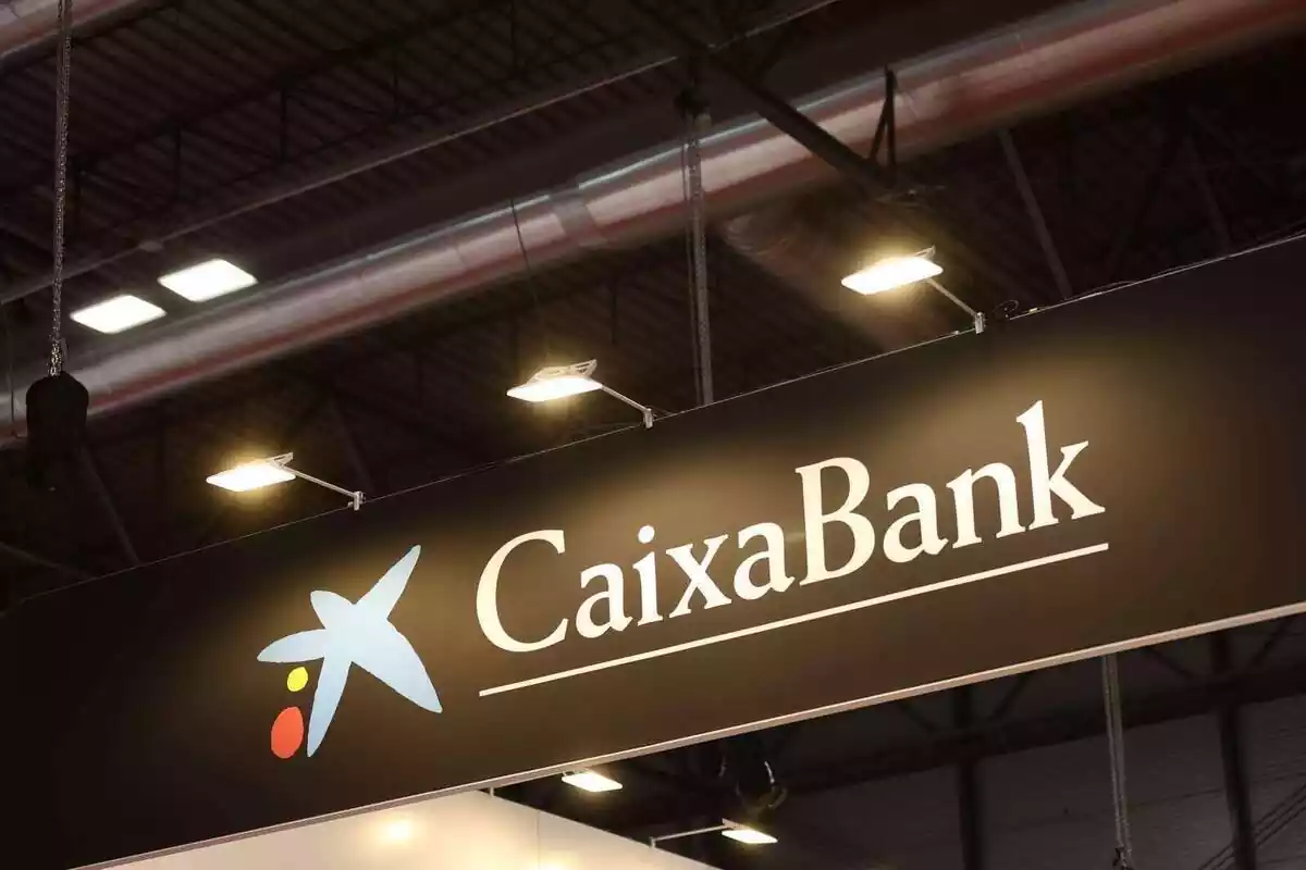 Cartel negro con logo de CaixaBank