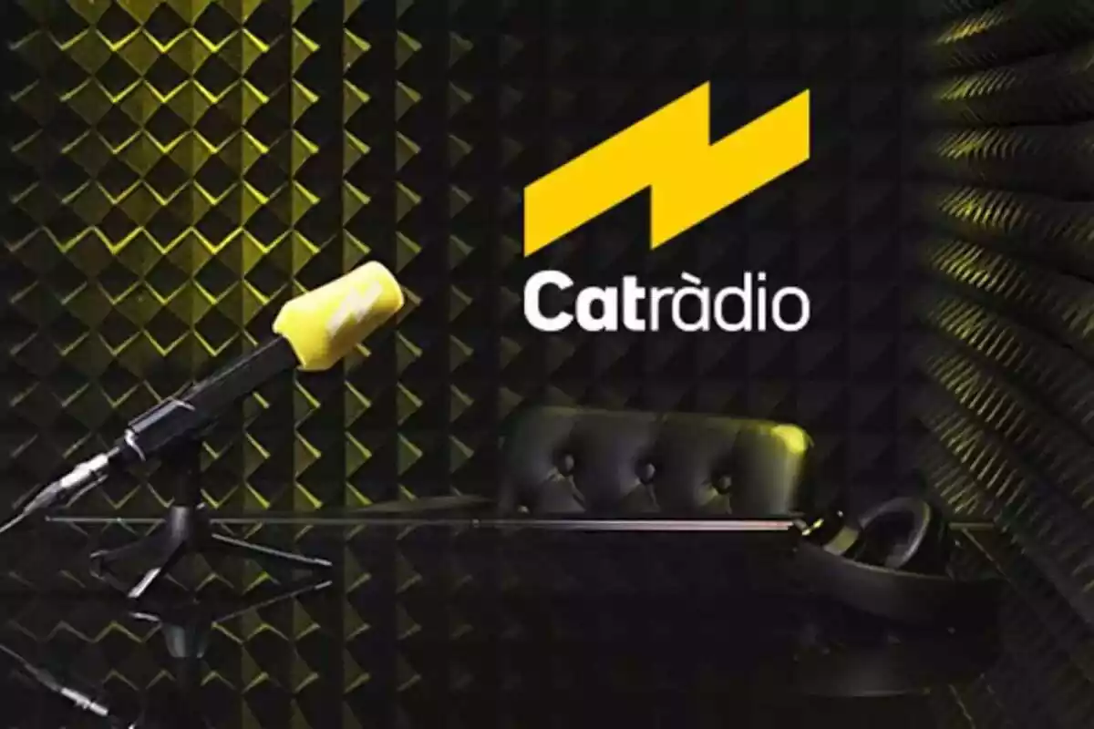 Imagen de un estudio de radio con las paredes negras, igual que la mesa y la silla que aparecen, y un micro en la mesa con la espumilla característica de Catalunya Ràdio. En la parte superior derecha, el nuevo logo de Catalunya Radio