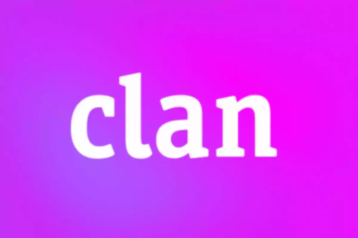 Logo de la palabra Clan en letras blancas sobre un fondo degradado rosa y morado