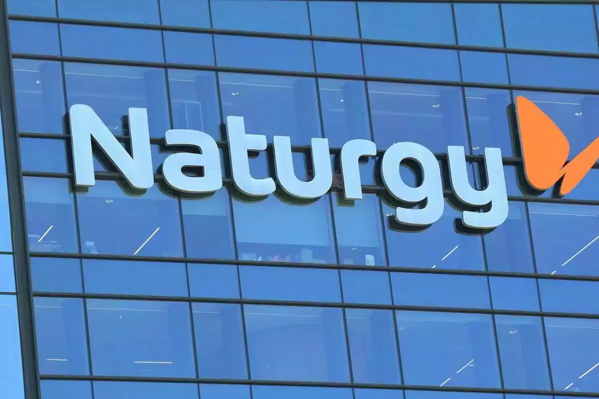 Edificio con el logotipo de Naturgy en la fachada de vidrio. Edificio con el logotipo de Naturgy en la fachada de vidrio.