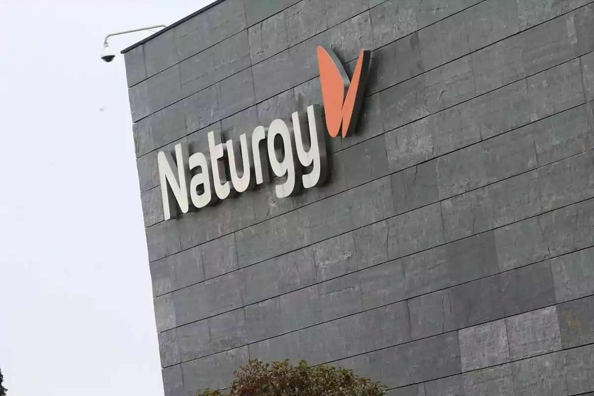 Edificio con el logotipo de Naturgy en la fachada. Edificio con el logotipo de Naturgy en la fachada.