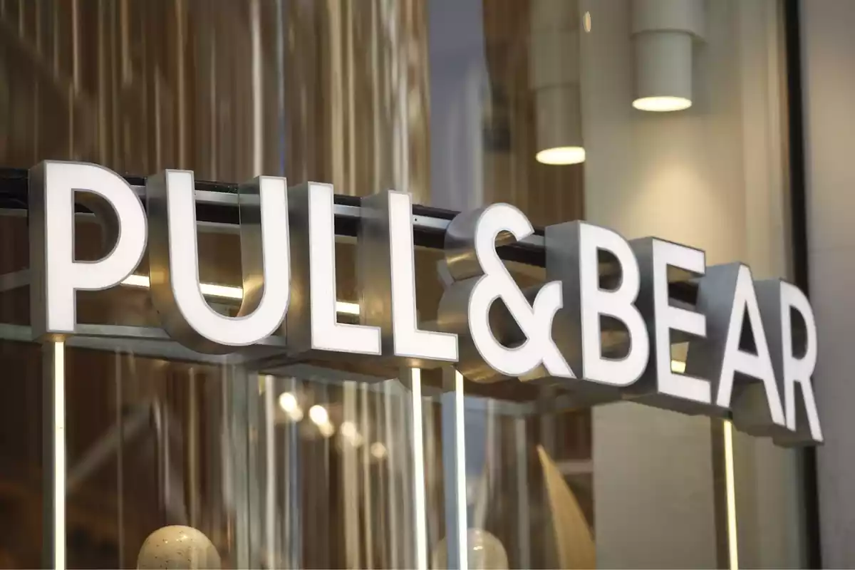 El logotipo de Pull&Bear en grandes dimensiones y con las letras de color blanco en el exterior de una de sus tiendas