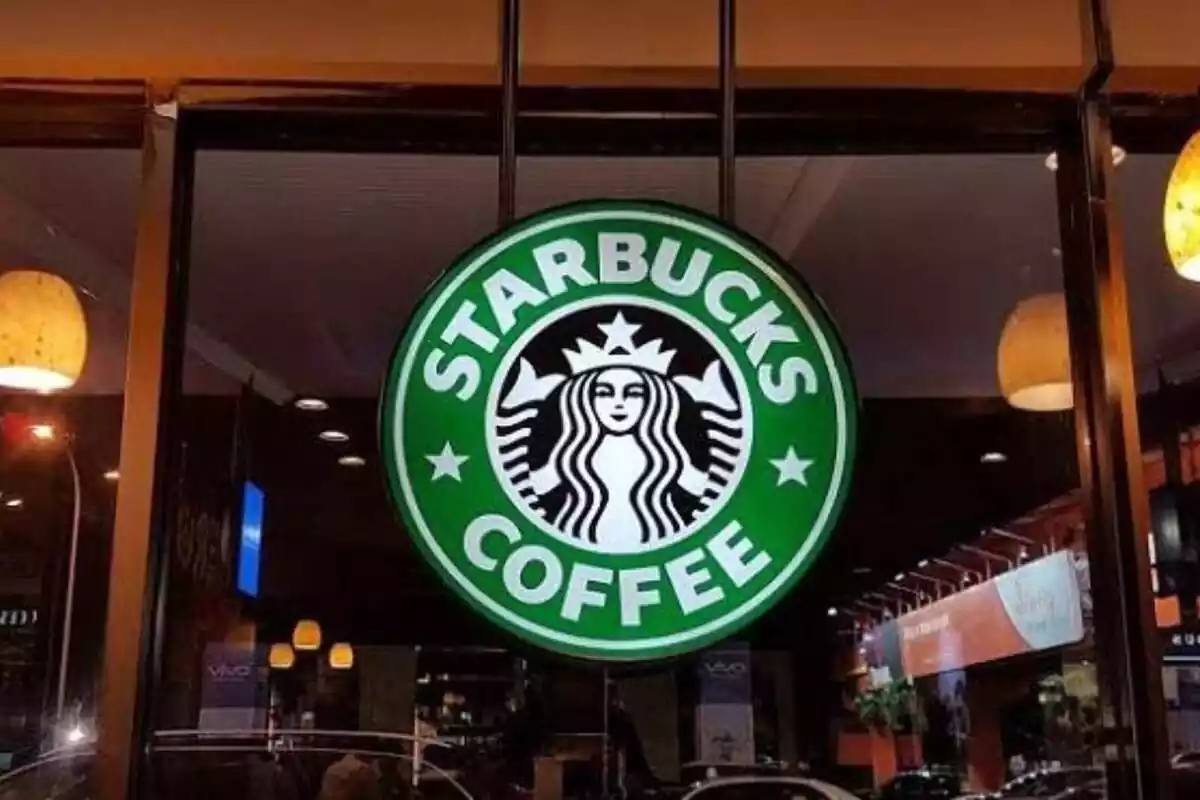 Logotipo de Starbucks en una de sus tiendas