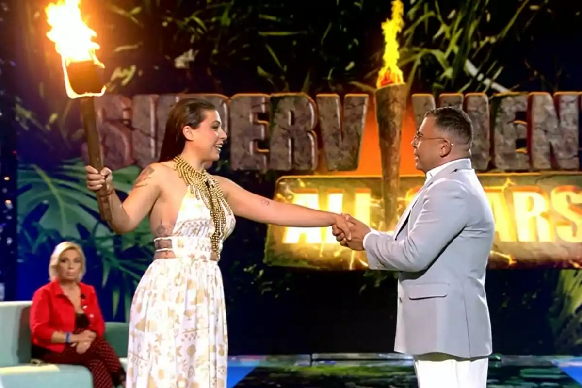 Captura de Lola Mencía junto a Jorge Javier en el plató de Supervivientes Captura de Lola Mencía junto a Jorge Javier en el plató de Supervivientes