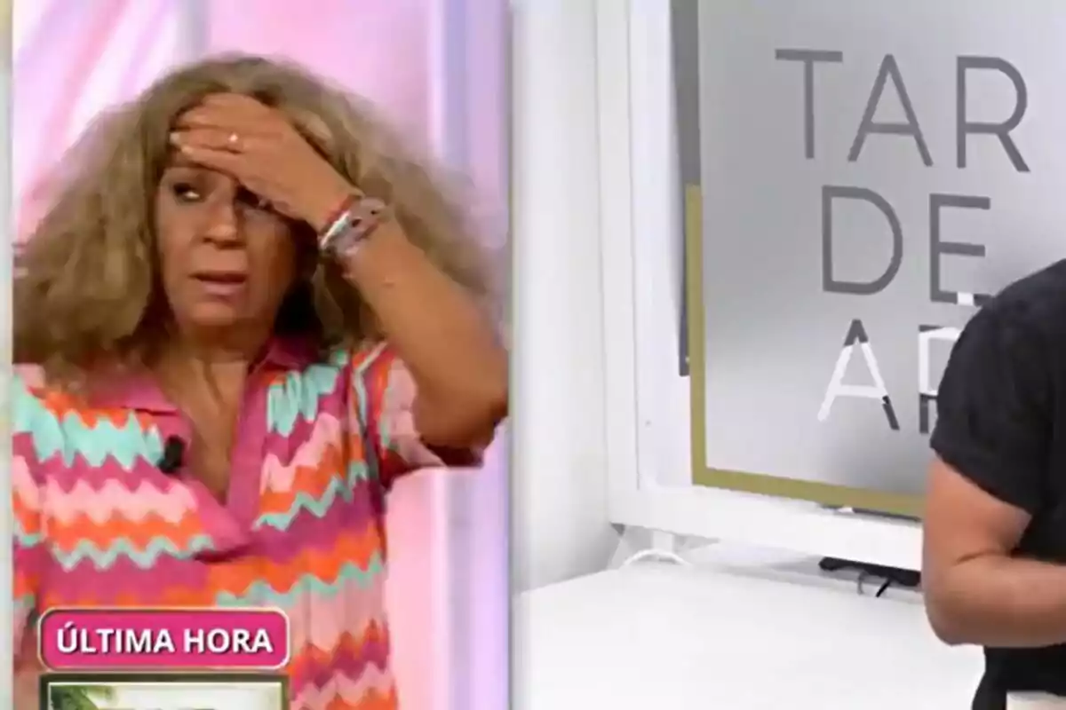 Captura de Lolita con el cabello rizado y una camisa colorida se toca la frente con una expresión preocupada, mientras en la pantalla se muestra el texto "ÚLTIMA HORA" y al fondo se ve un cartel con las palabras "TARDEAR".