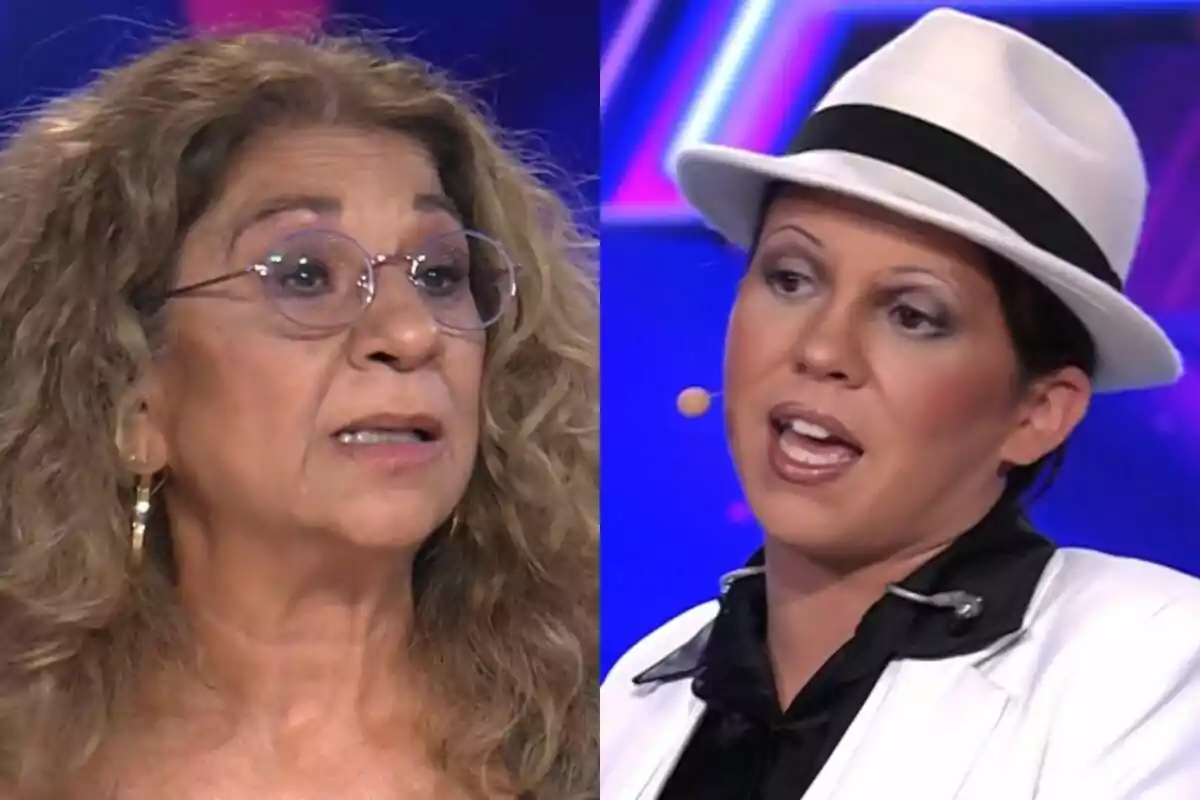 Dos mujeres en Tu Cara Me Suena, Lolita con gafas y cabello rizado, Yenesi con sombrero blanco y chaqueta clara, ambas hablando frente a un fondo azul.