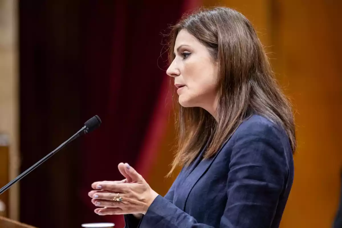 Perfil de Lorena Roldán en el atril del parlament