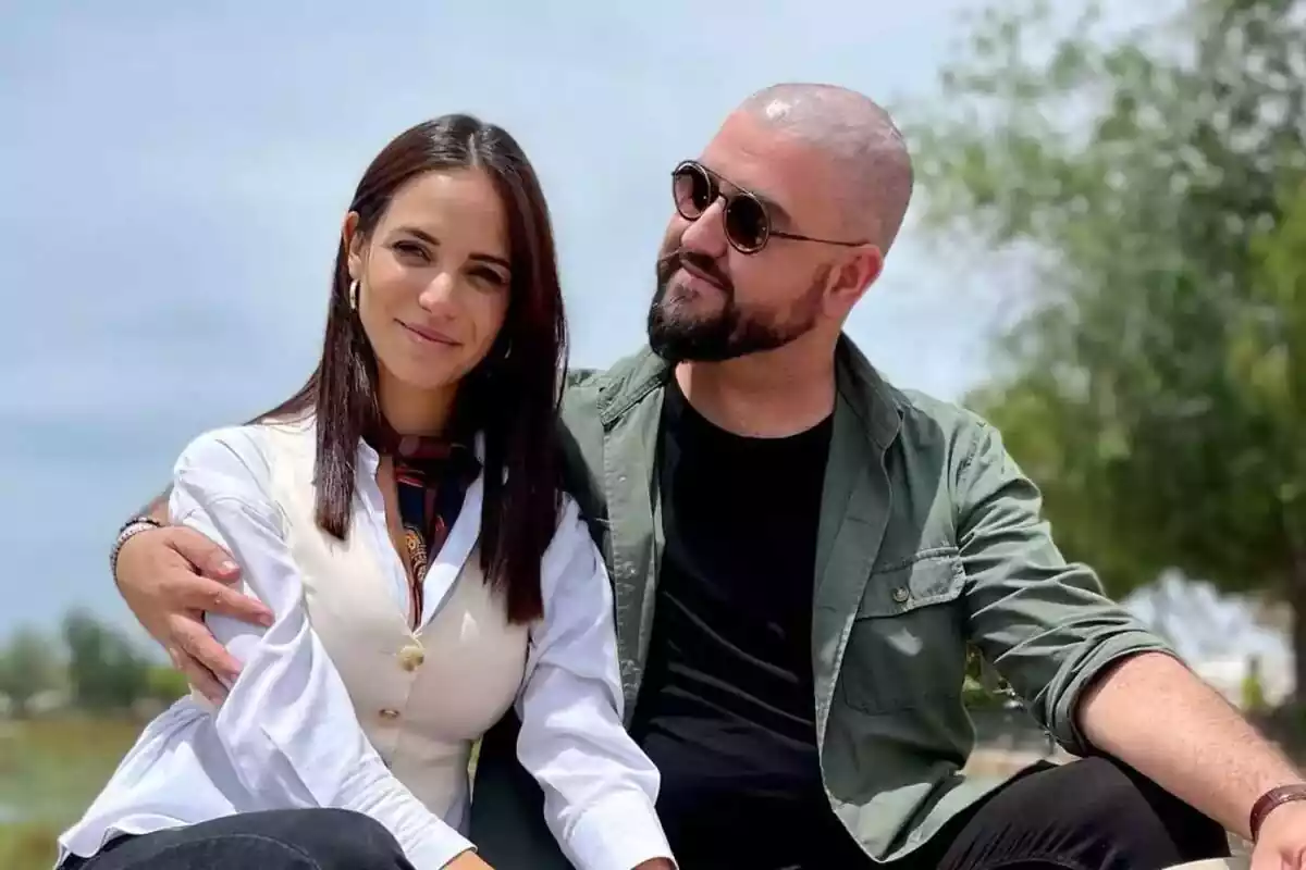 Lorena Sánchez con Manu Sánchez mirándola con gafas de sol Lorena Sánchez con Manu Sánchez mirándola con gafas de sol