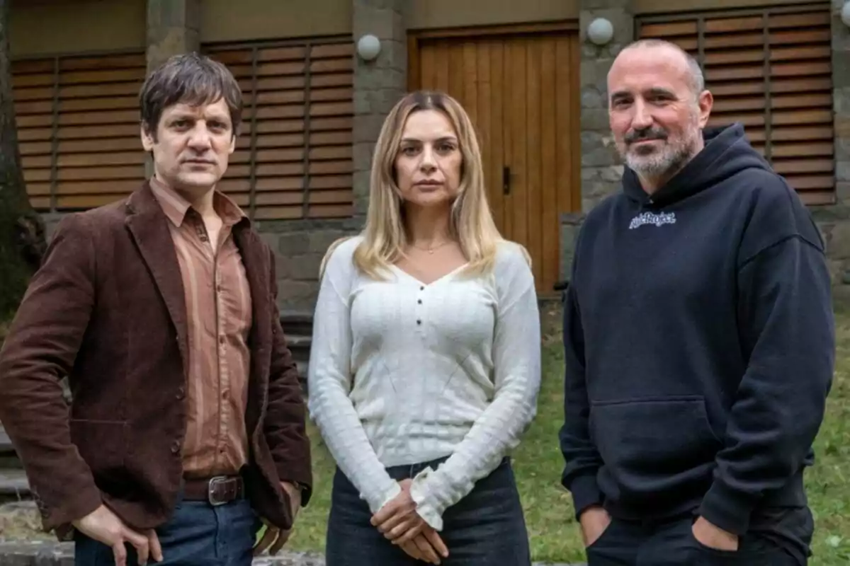 Miren Ibarguren y Rodrigo de la Serna posan junto a Pau Freixes frente a un edificio con paredes de piedra y ventanas de madera en la serie Los sin nombre.