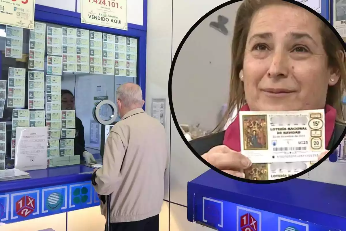 Imagen de una mujer con un décimo de la Lotería de Navidad junto a una administración de Loterías