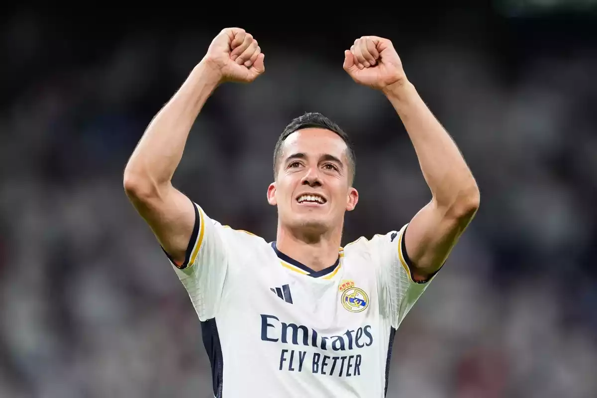 Lucas Vázquez celebrando con los brazos en alto y la camiseta del Real Madrid