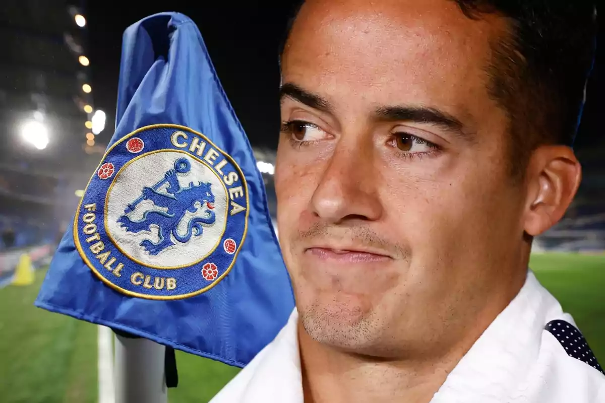 Lucas Vázquez pensativo apretando los labios con un banderín del Chelsea al fondo
