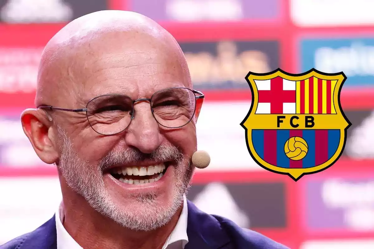 Montaje de Luis de la Fuente sonriendo mirando el escudo del FC Barcelona