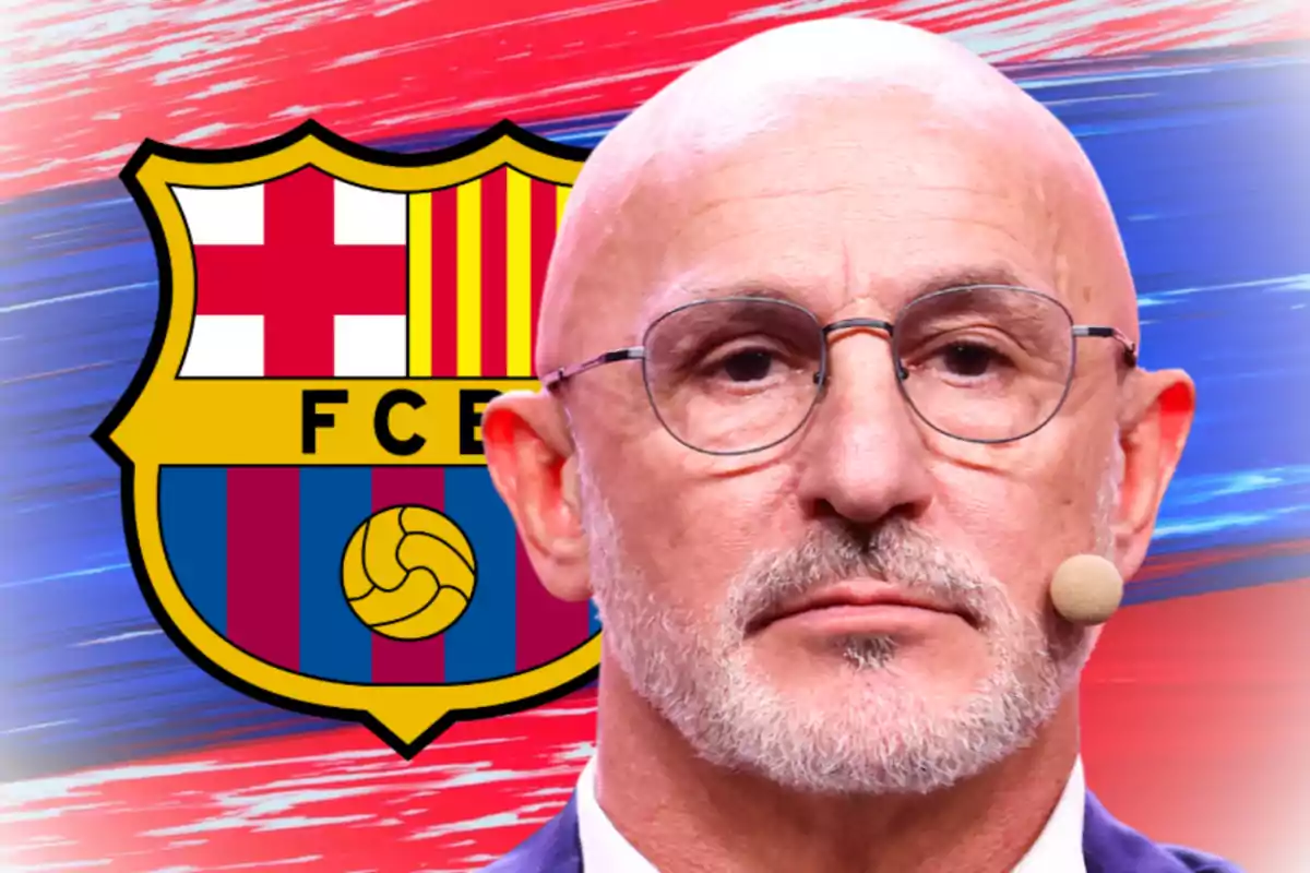 Hombre calvo con gafas y micrófono de diadema frente al escudo del FC Barcelona sobre un fondo azul y rojo.
