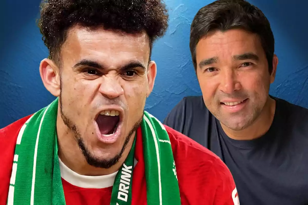 Un futbolista con expresión de euforia y bufanda verde junto a un hombre sonriente con camiseta oscura sobre un fondo azul