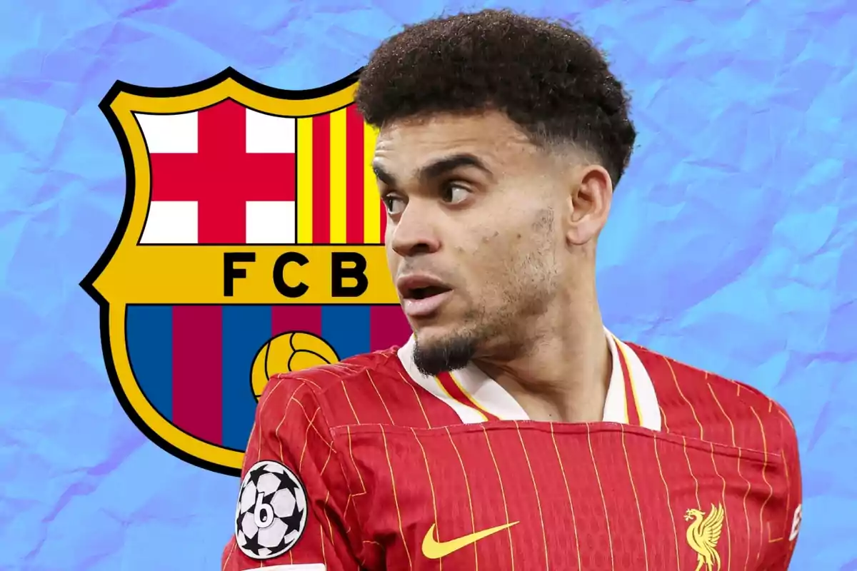 Futbolista con camiseta del Liverpool frente al escudo del FC Barcelona sobre un fondo azul