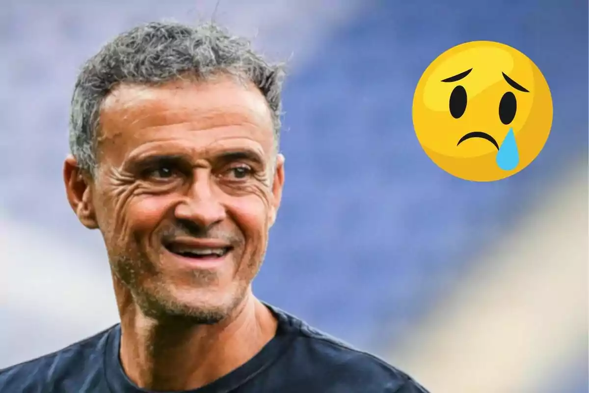 Hombre sonriendo con un emoji triste al lado sobre un fondo desenfocado.