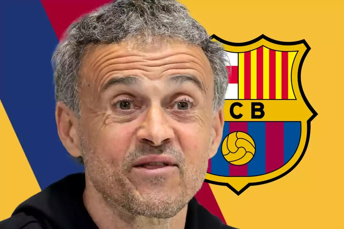 Hombre de cabello canoso con barba corta frente al escudo del FC Barcelona sobre un fondo amarillo