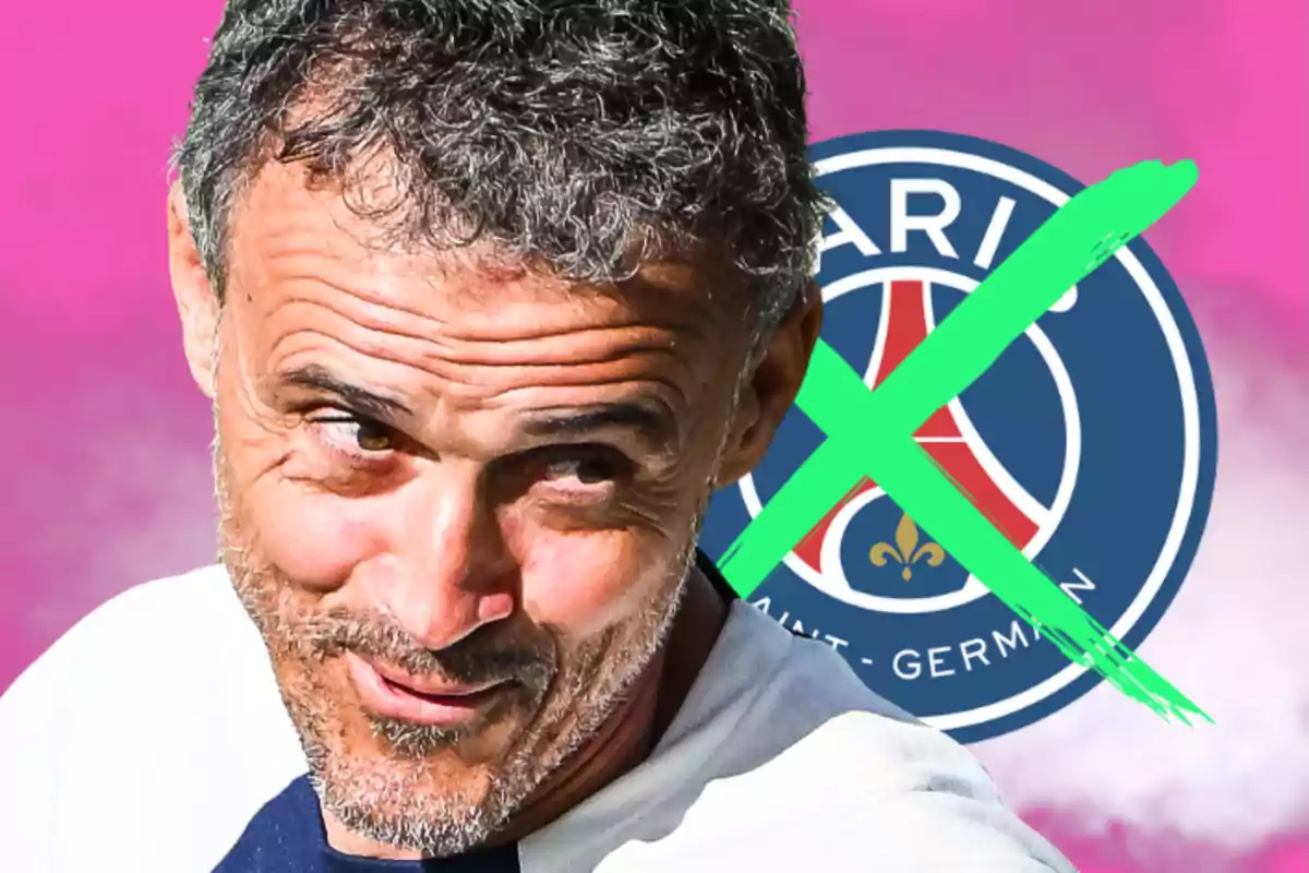 Un hombre con expresión pensativa frente a un logo de equipo de fútbol con una gran X verde sobre él y un fondo rosa.