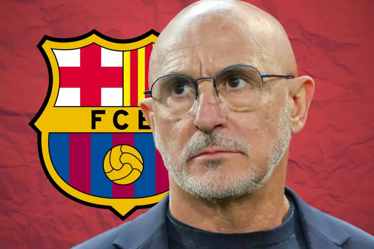Hombre calvo con gafas y barba mirando serio con el escudo del FC Barcelona de fondo