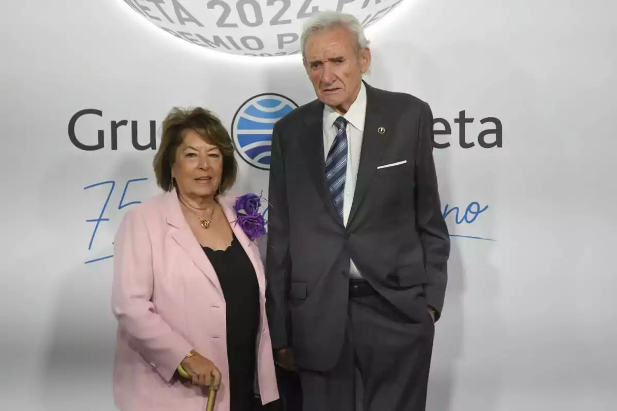 Luis del Olmo y su mujer posan juntas en un evento del Grupo Planeta 2024. Luis del Olmo y su mujer posan juntas en un evento del Grupo Planeta 2024.