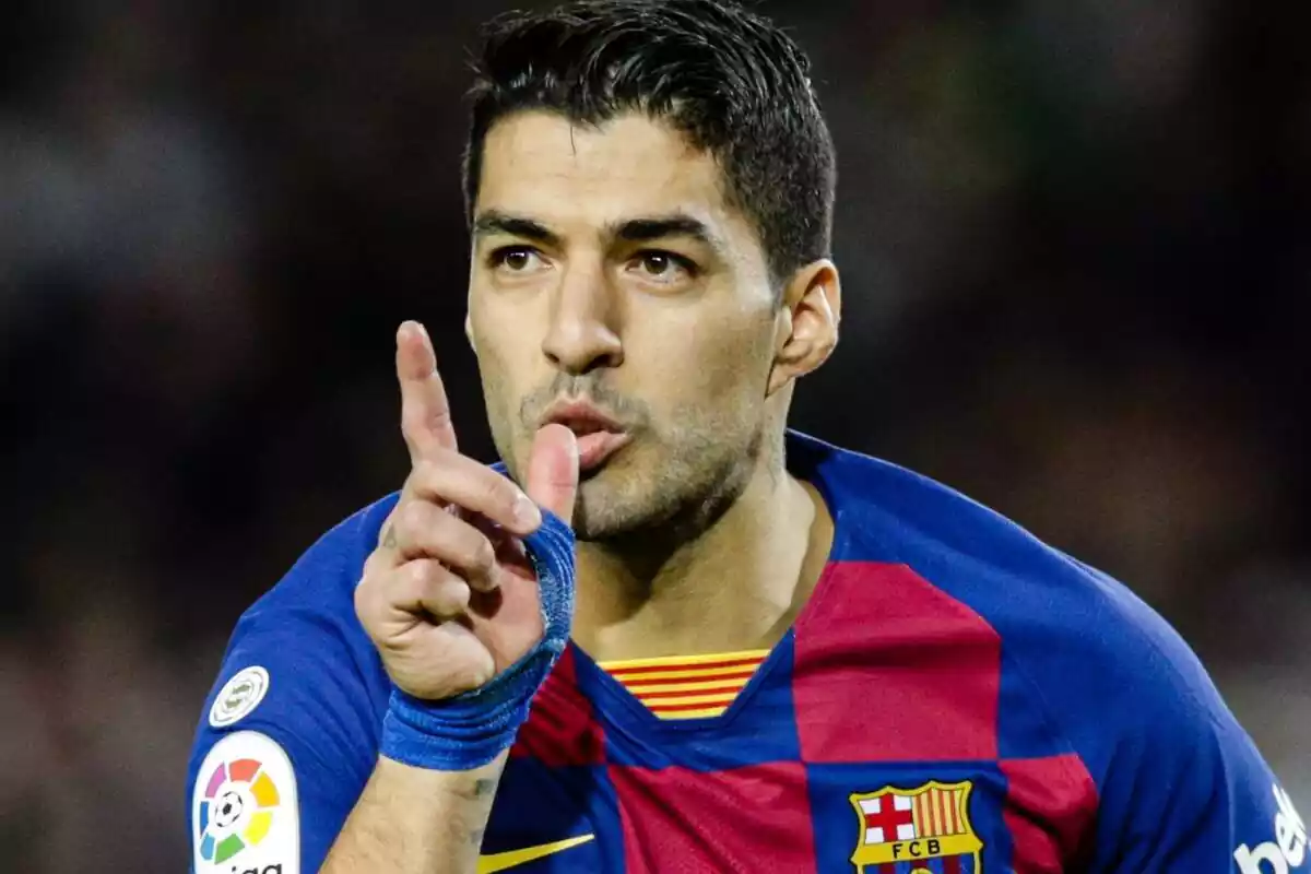 Luis Suárez haciendo su típico gesto con las manos tras marcar un gol