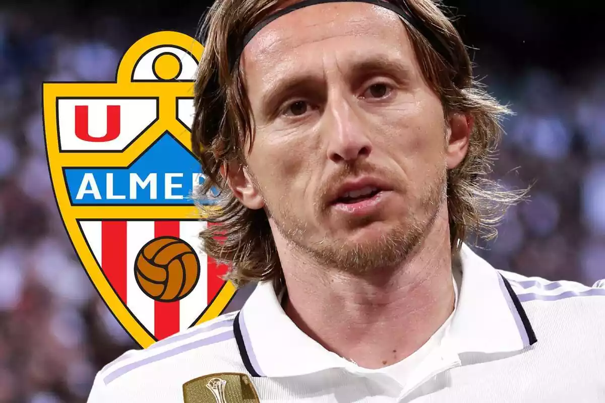 Luka Modric al lado del escudo del Almería