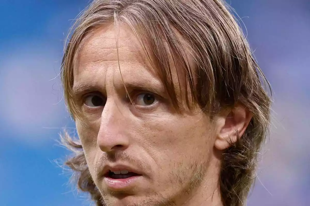 Primer plano de Luka Modric mirando a camara antes de un partido