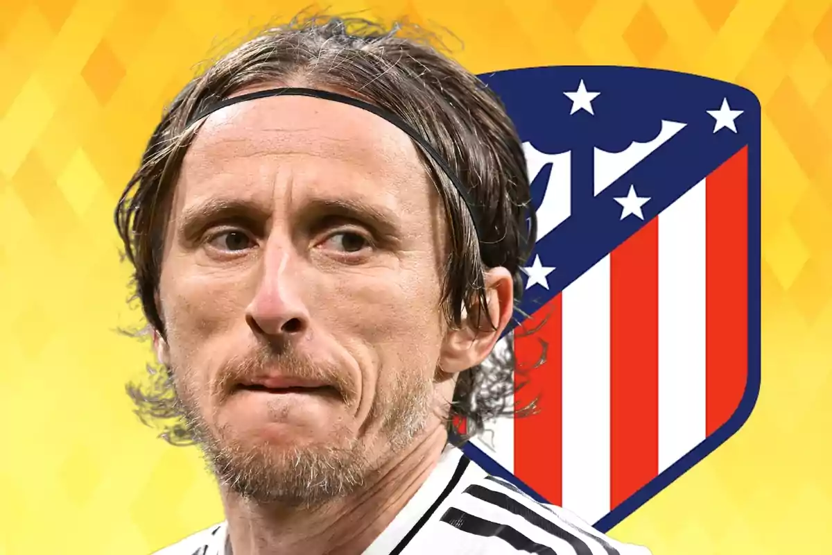Un jugador de fútbol con una cinta en el cabello frente a un escudo de un equipo con fondo amarillo.