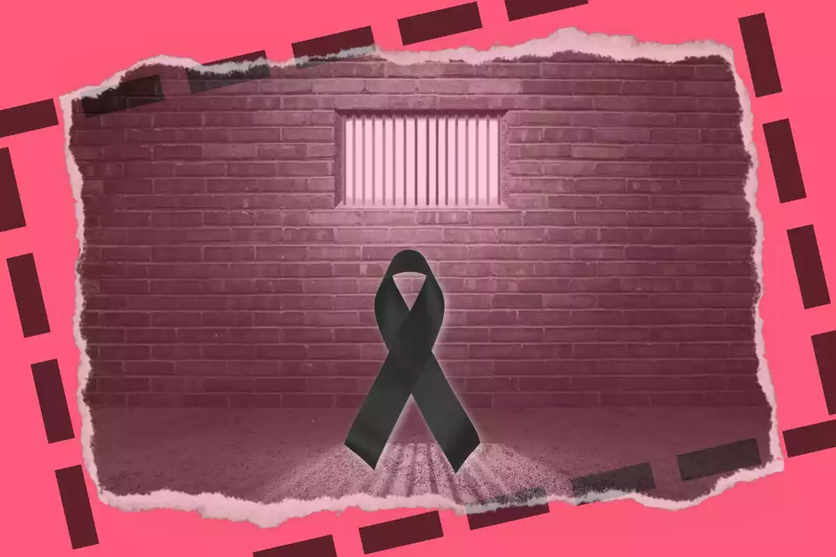 Imagen de una ventana en la celda de una cárcel con barrotes, con un lazo negro enseñal de luto en primer plano