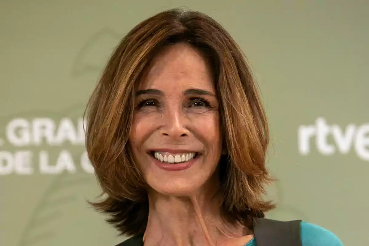 Lydia Bosch sonriente con cabello castaño claro y fondo verde en la presentación de El Gran Premio de la Cocina.