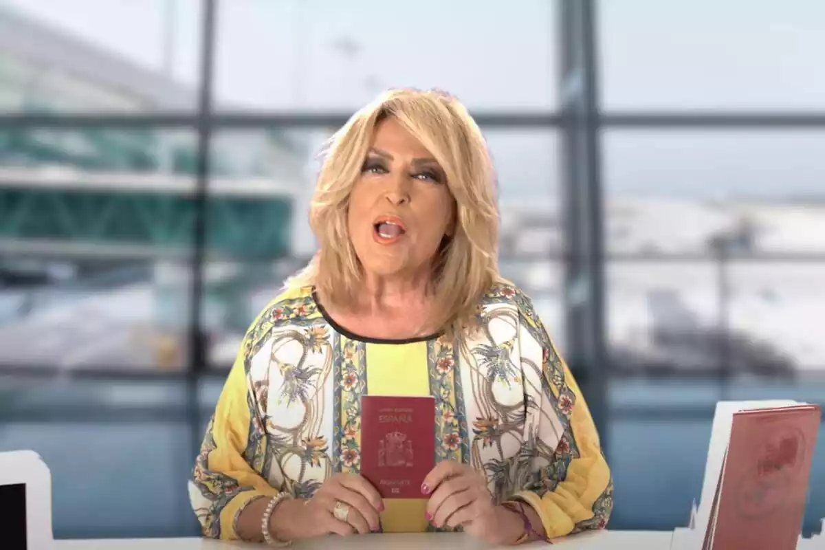 Lydia Lozano sujetando un pasaporte español en el avance del reality 'Sálvese quien pueda' de Netflix