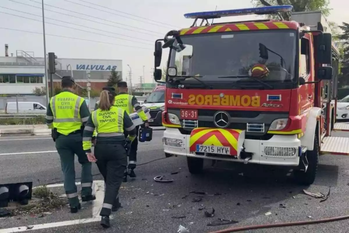 Imagen de varios agentes de la Guardia Civil y un coche de Bomberos en la M-406 de Madrid por un accidente