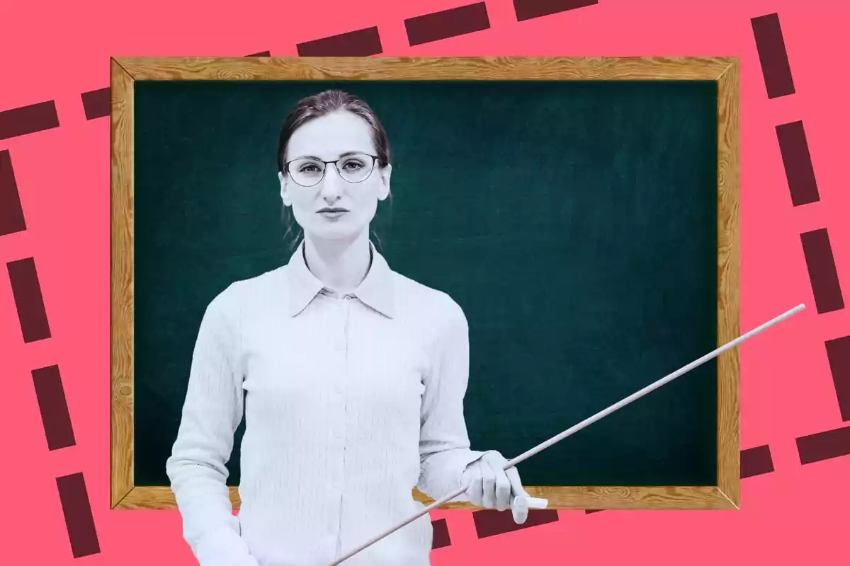 Una mujer con gafas y cabello recogido, vestida con una camisa clara, sostiene un puntero frente a una pizarra verde enmarcada en madera. El fondo es de color rosa con patrones geométricos marrones.