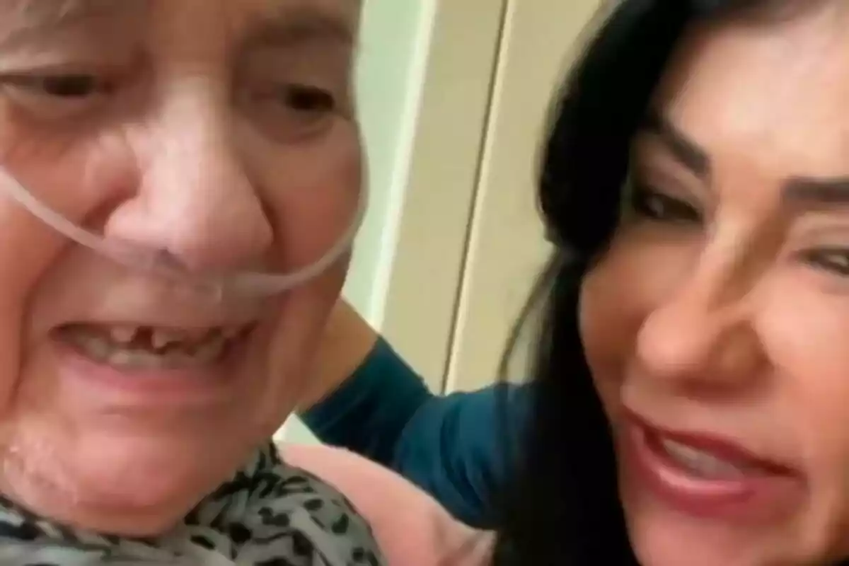 Maite Galdeano y su madre sonríen juntas, una de ellas lleva una cánula nasal.