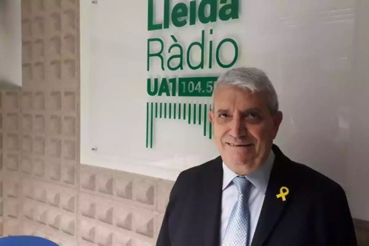 El exalcalde de Lleida en la radio UA1 de Lleida sonriendo a la cámara