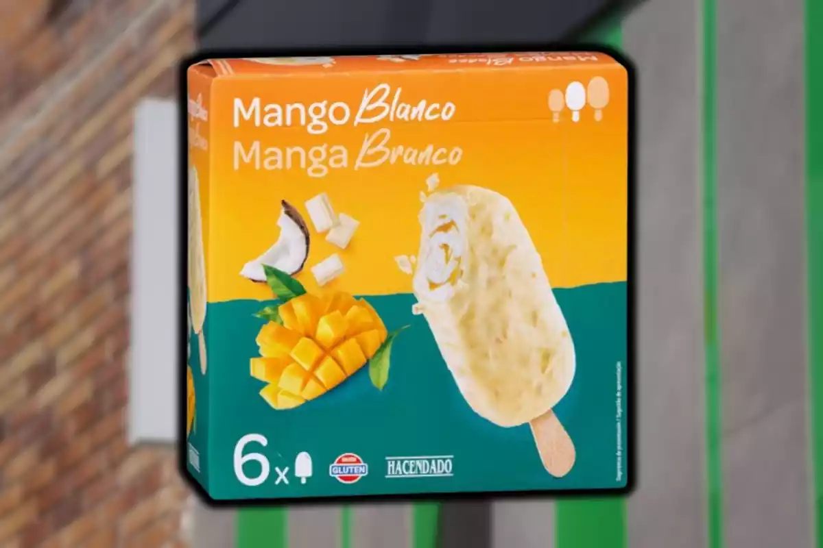 Caja de 6 helados Mango Blanco de Hacendado sobre fondo de Mercadona desenfocado Caja de 6 helados Mango Blanco de Hacendado sobre fondo de Mercadona desenfocado