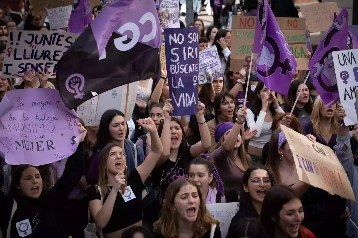 Varias mujeres participan en una manifestación convocada por el Sindicato de Estudiantes y ‘Libres y Combativas’, por el 8M, Día Internacional de la Mujer, a 8 de marzo de marzo de 2023, en Barcelona