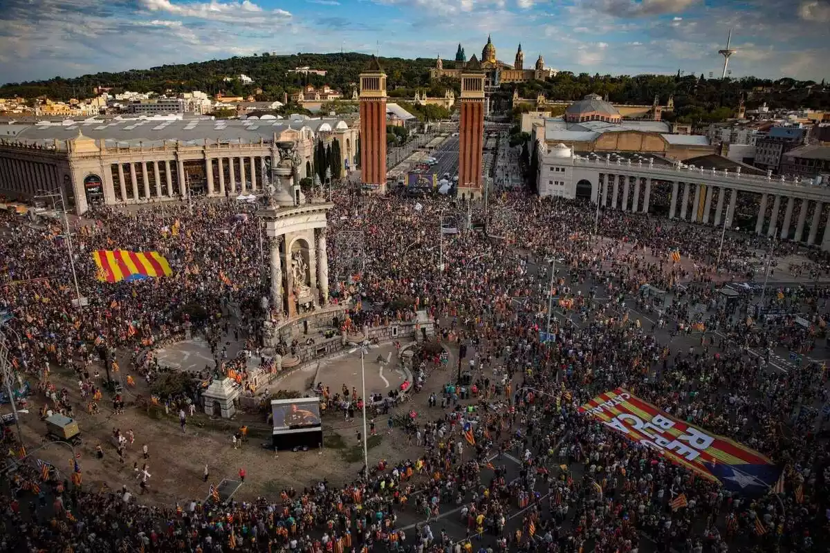 Plano aéreo de la manifestación de la ANC en la plaza de España, con miles de manifestantes con banderas esteladas y varios espacios vacíos
