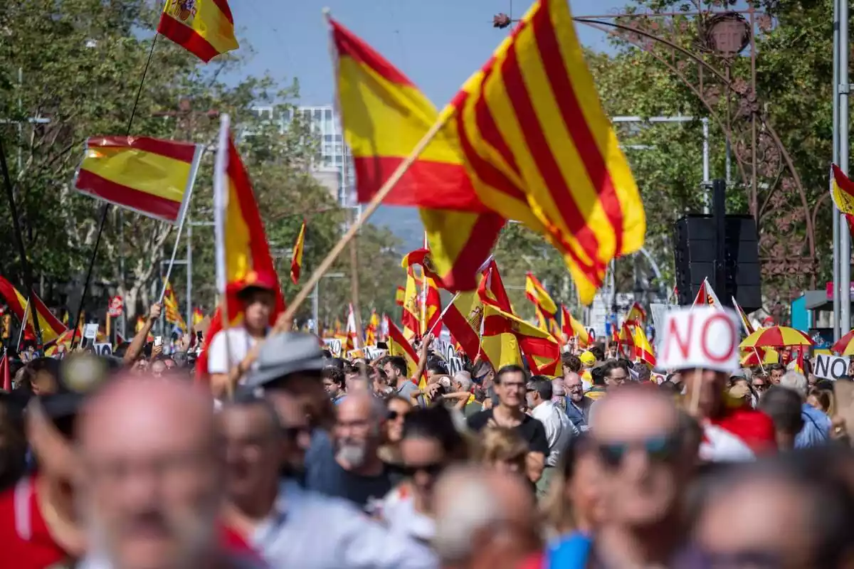 Imagen de la manifestación contra la amnistía en Barcelona con decenas de personas ondenando banderas españolas y catalanas