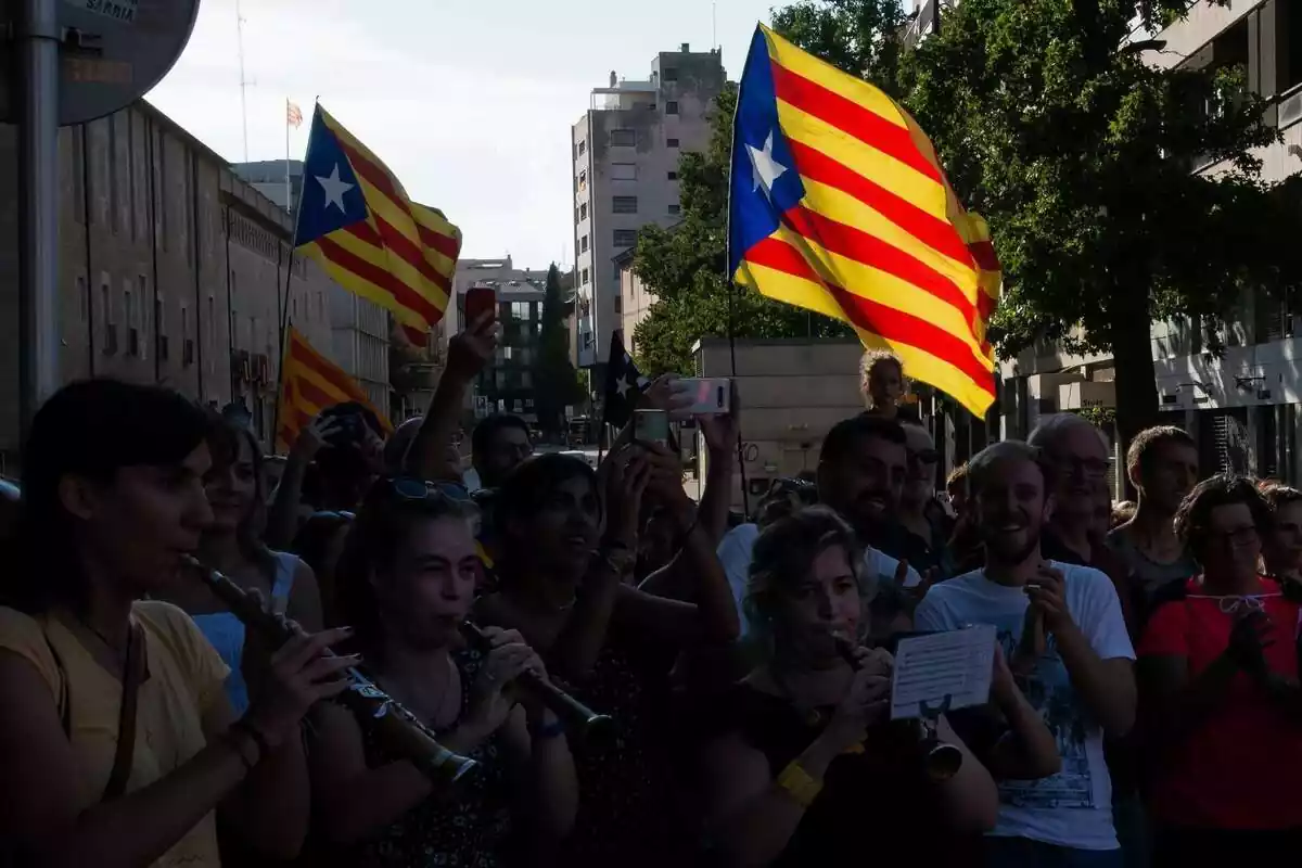 Varias personas participan en la manifestación de la Diada, Día de Catalunya, a 11 de septiembre de 2022, en Girona