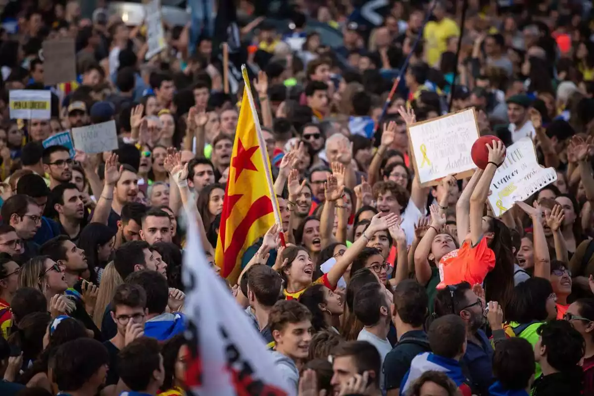 Varios jóvenes juegan con una pelota en la manifestación de los CDR durante la huelga general en Catalunya en reacción a las penas por el 1-O, en Barcelona (Cataluña, España), a 18 de octubre de 2019.