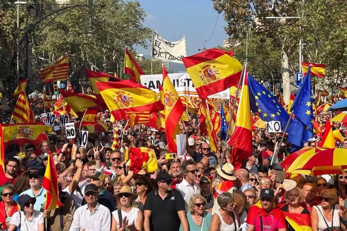 Miles de personas manifestándose en Barcelona con banderas españolas, catalanas y europeas