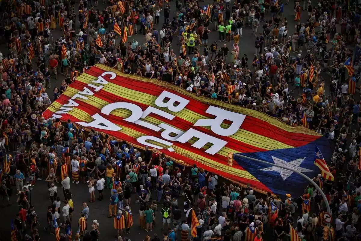 Imagen aérea de la manifestación independentista de la Diada en la que se ve una pancarta gigante con el lema 'República catalana'
