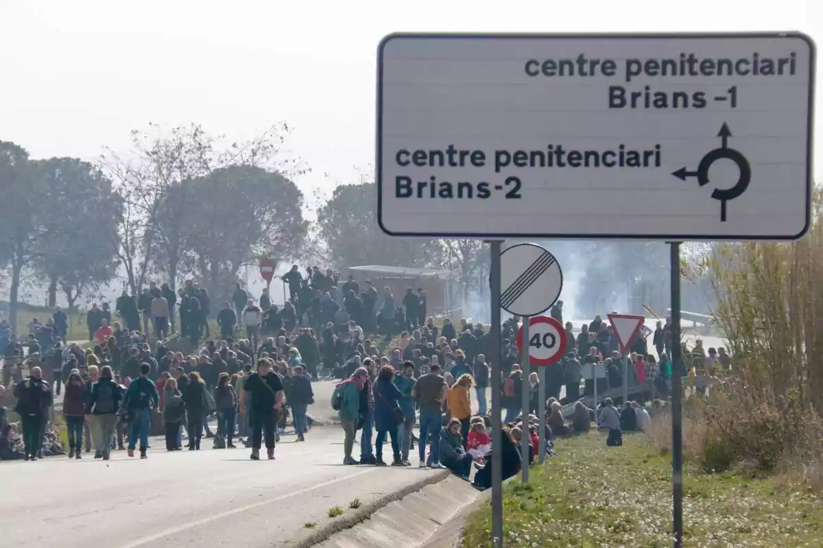 Funcionaios manifestandose delante de la cárcel de Brians, en Barcelona