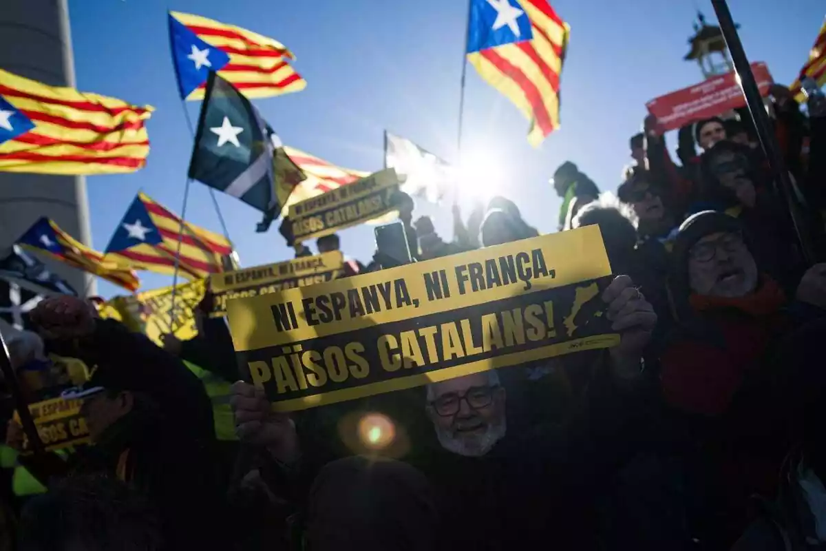 Varias personas participan en la manifestación ‘Aquí no s'ha acabat res' contra la Cumbre Hispano-Francesa
